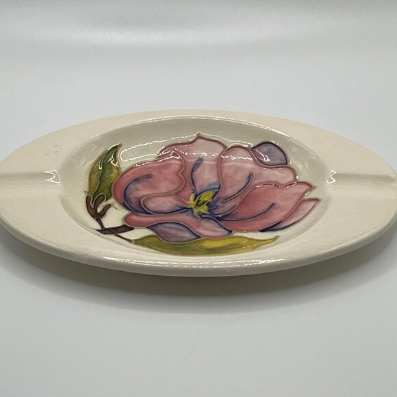 Rare Moorcroft cream with pink hibiscus oval ashtray. Signed. Made in England - Picture 1 of 8